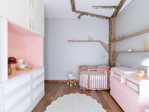 organização quarto de bebê menina