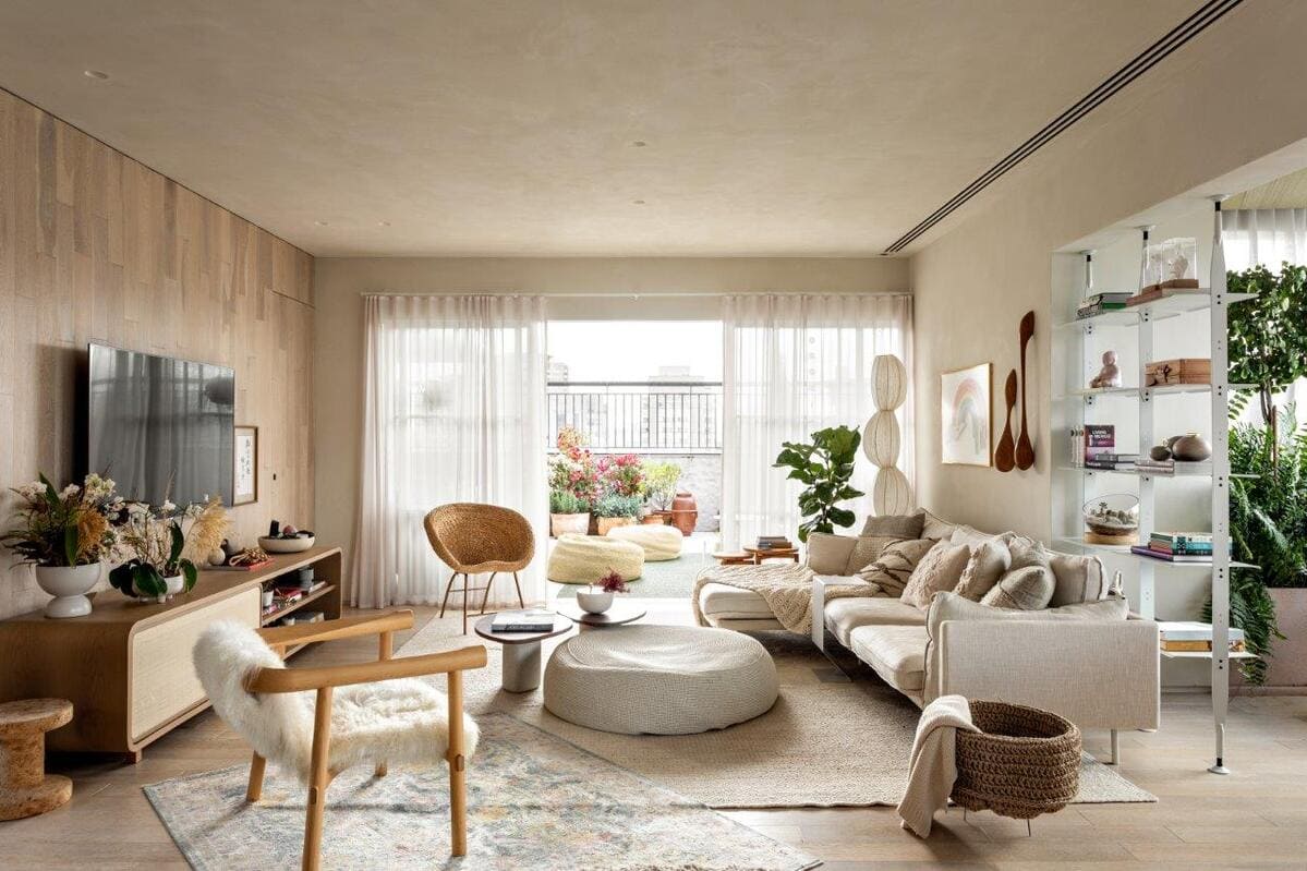 sala boho chic com plantas