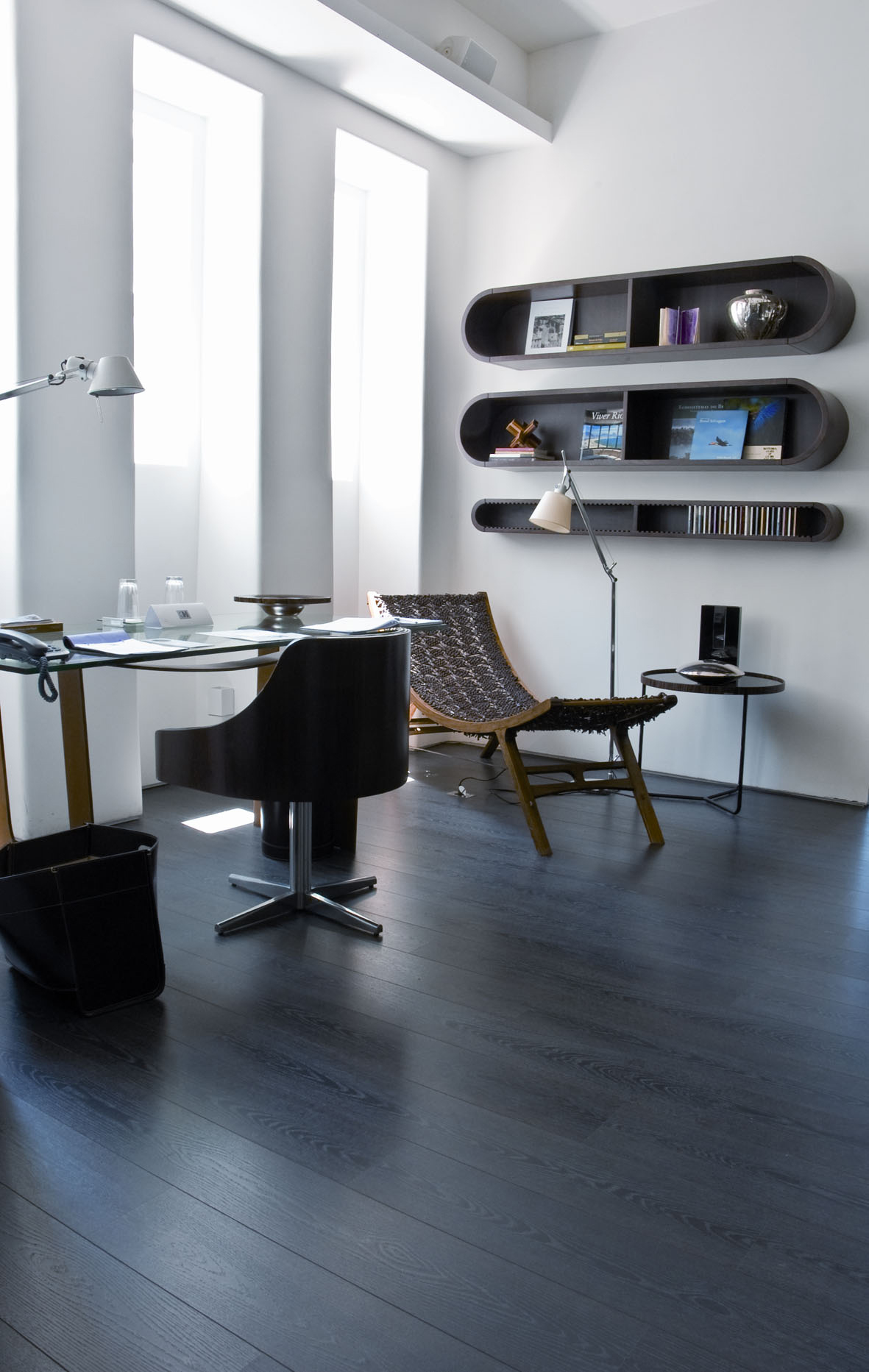 ideias de decoração sala com piso preto