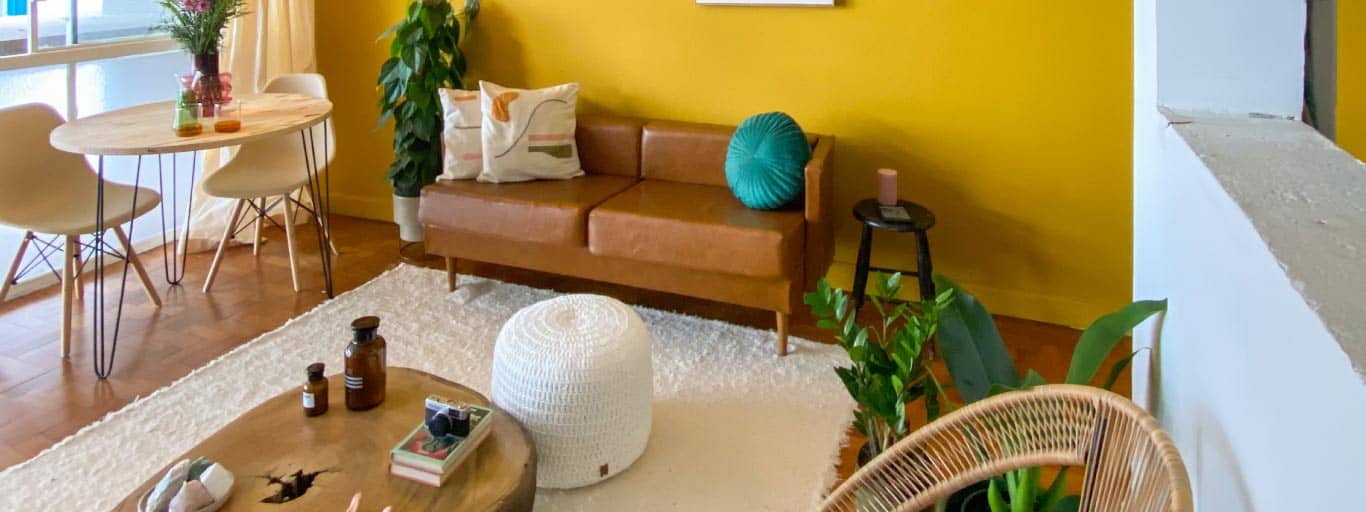 como escolher almofadas para sofá marrom escuro