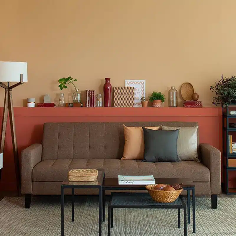 decoração de sala com sofá marrom escuro