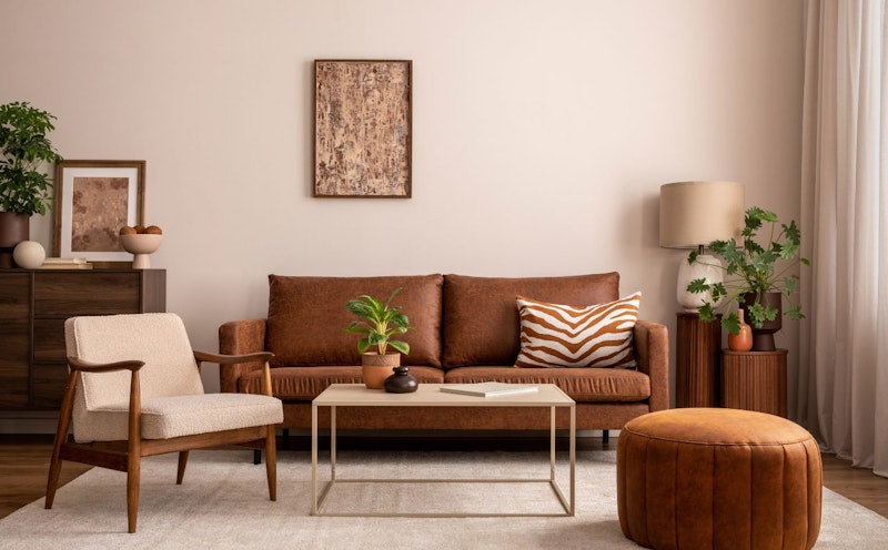 erros comuns ao decorar sala com sofá marrom