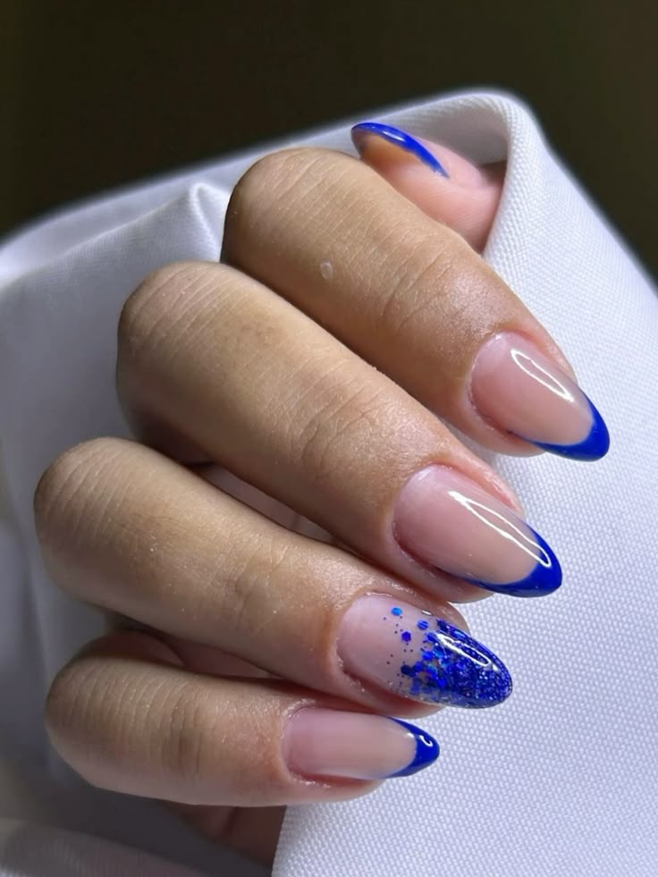 unha azul noite com glitter