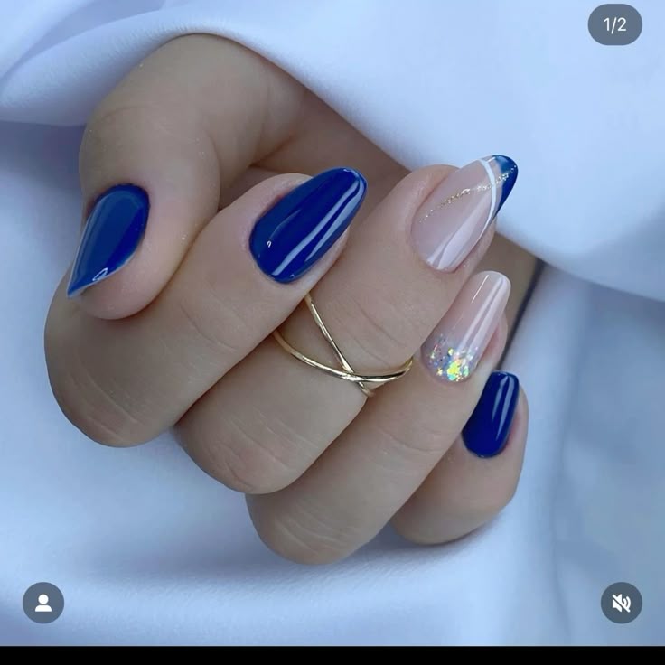 unha azul escuro com esmalte metálico
