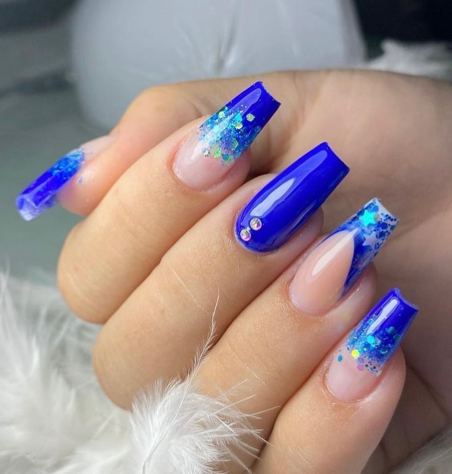 unha azul escuro com nail art