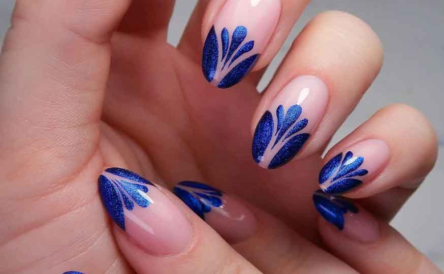 unha azul marinho decorada