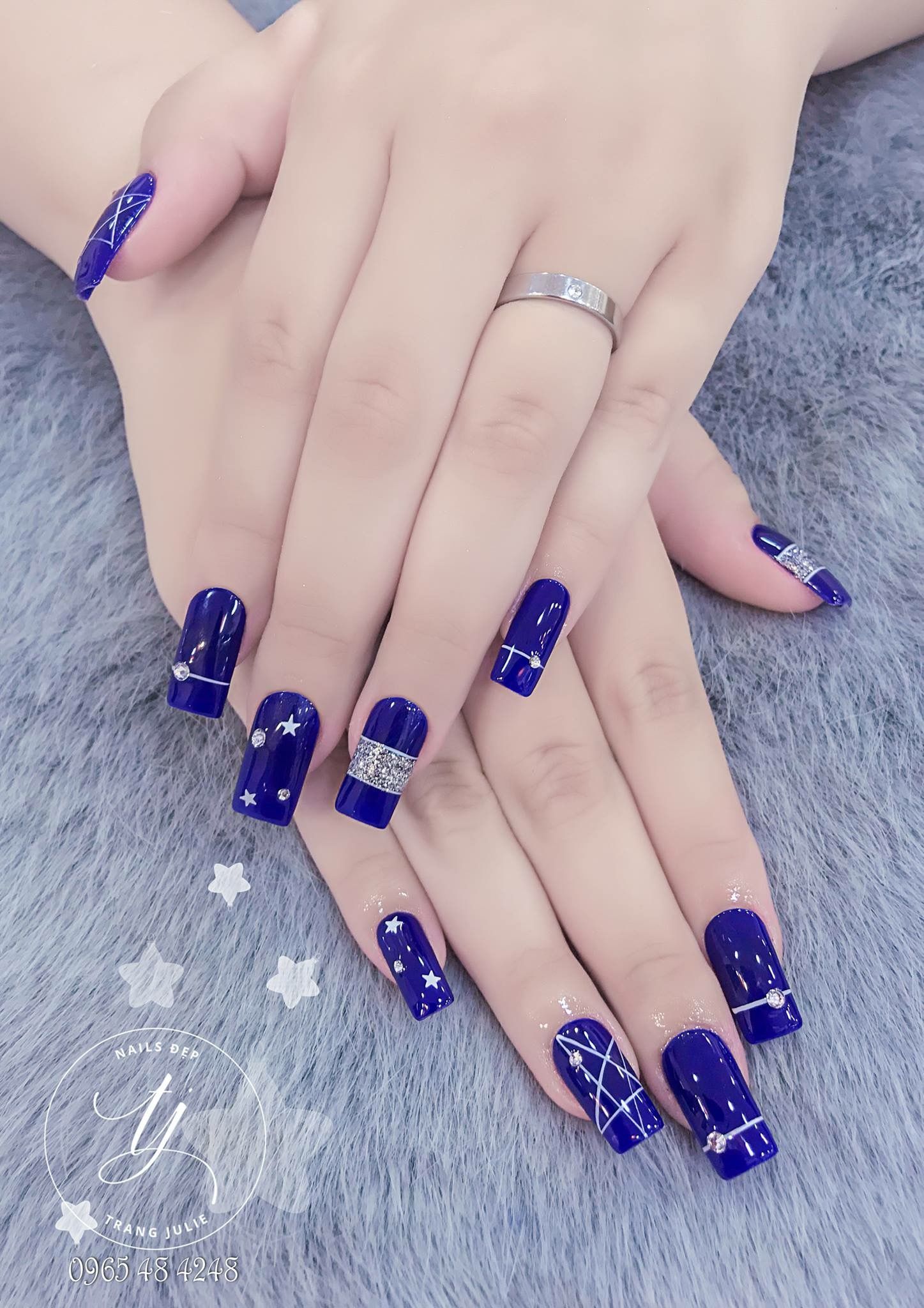 unha azul escuro com dourado