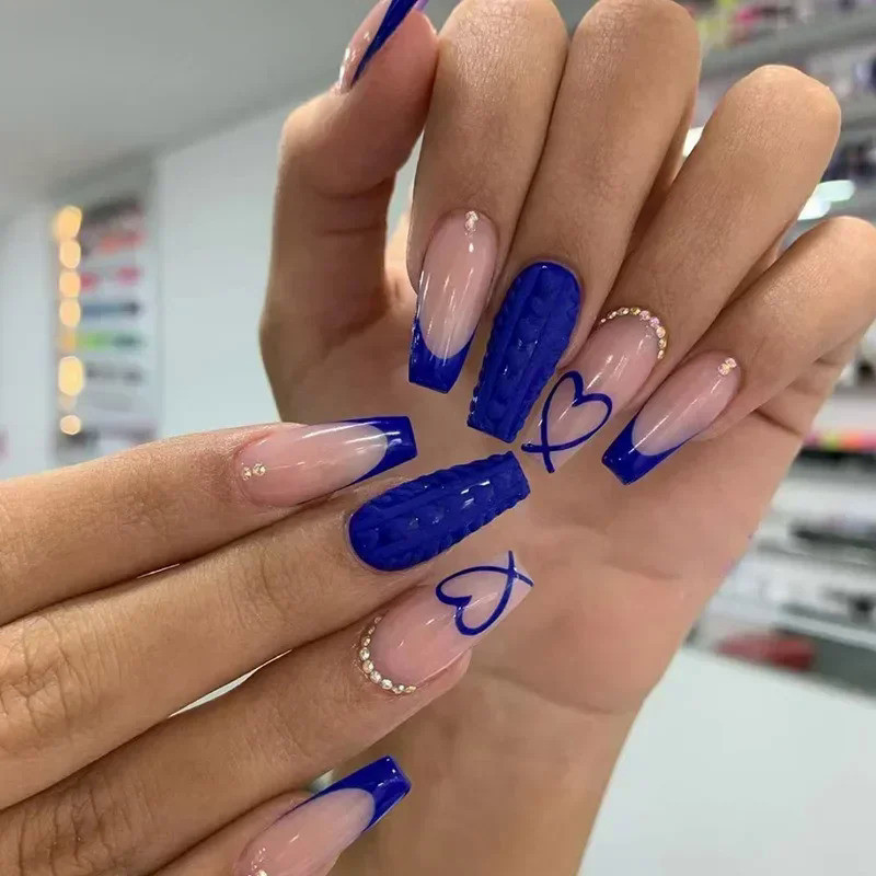unha azul escuro com pedraria