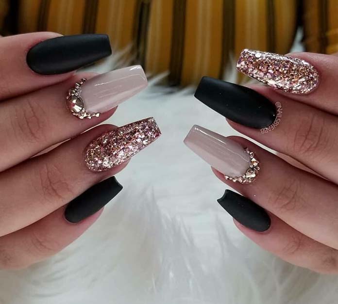 unha bailarina preta e dourada