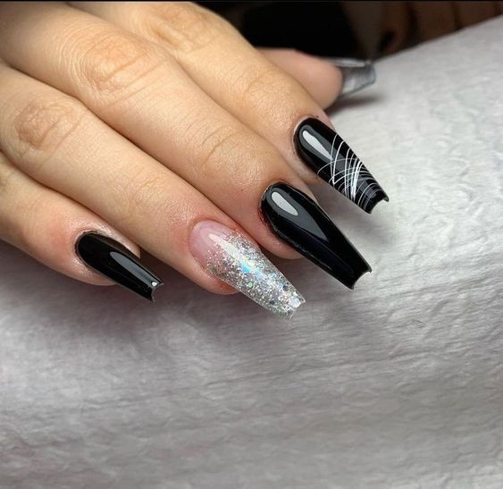 unha bailarina preta com strass