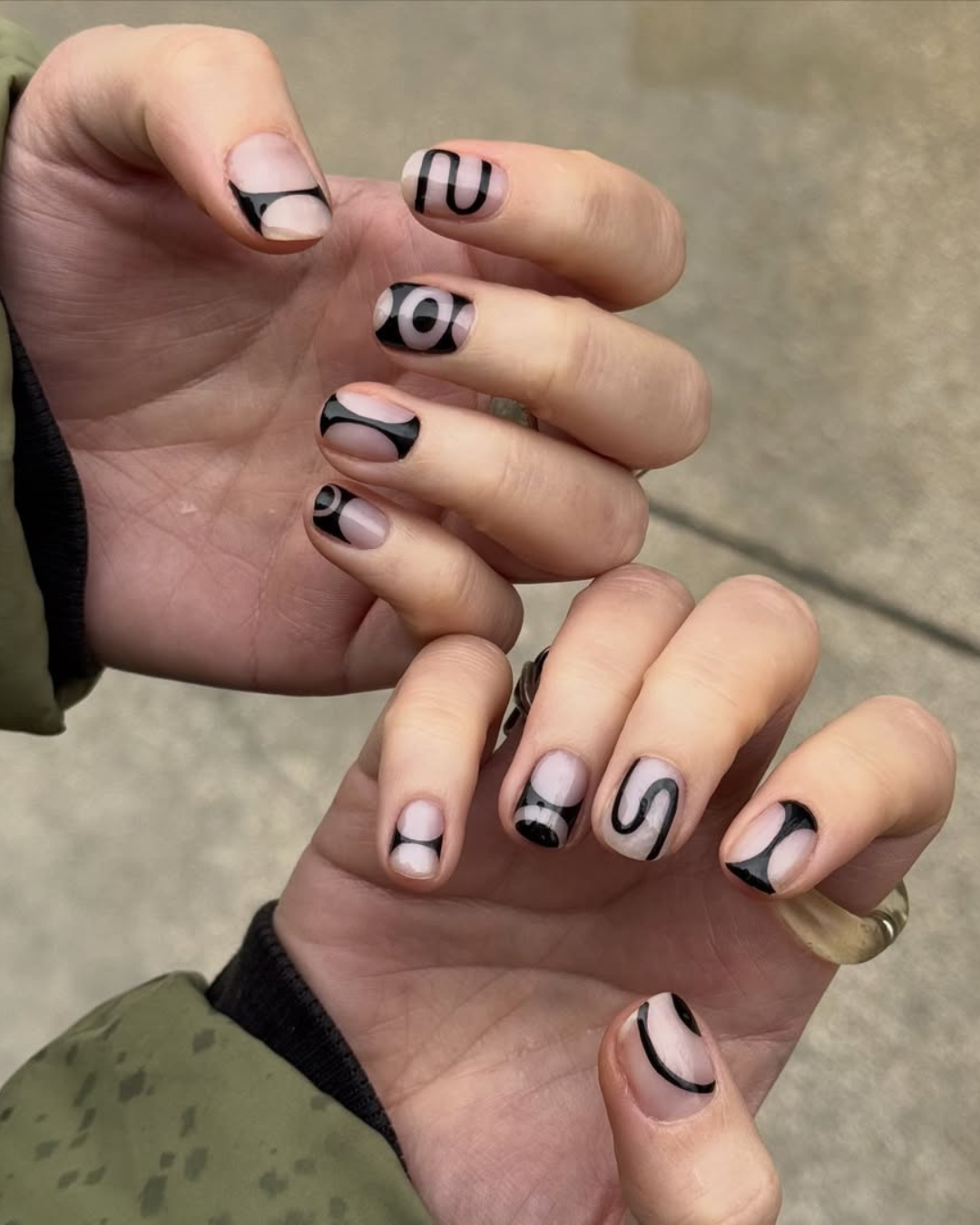 Unhas pretas com acabamento brilhante e fosco