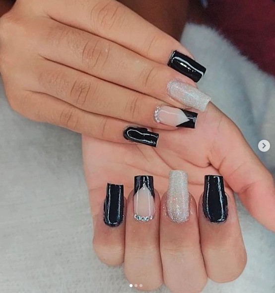 Unhas pretas curtas decoradas