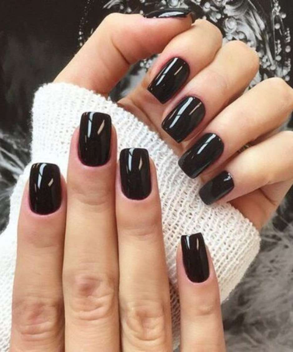 Unhas pretas em formato stiletto