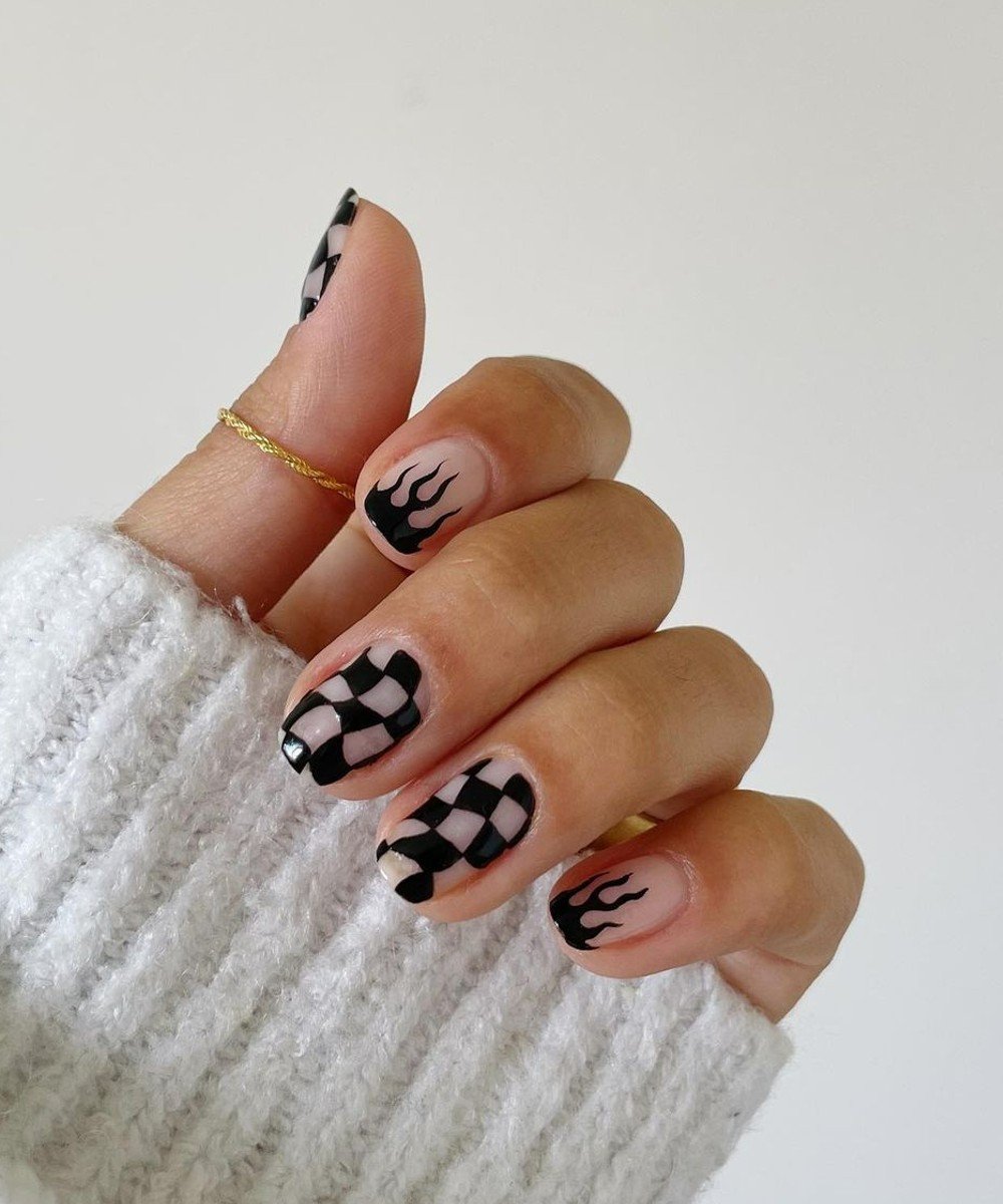 Unhas pretas com traços finos