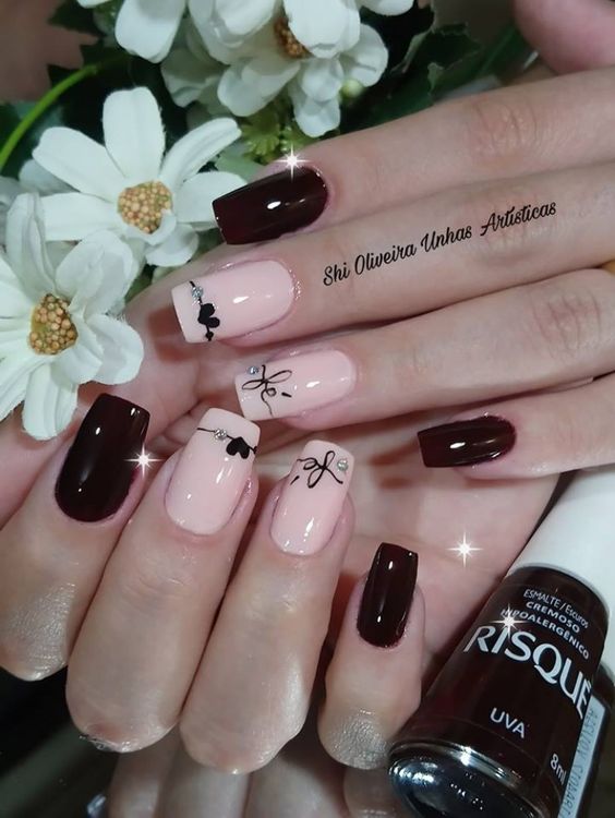Unhas pretas com pontos