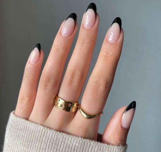Unhas pretas com corações