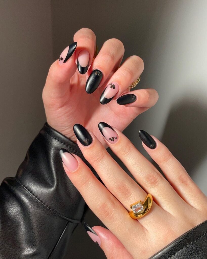 Unhas pretas com pedrarias