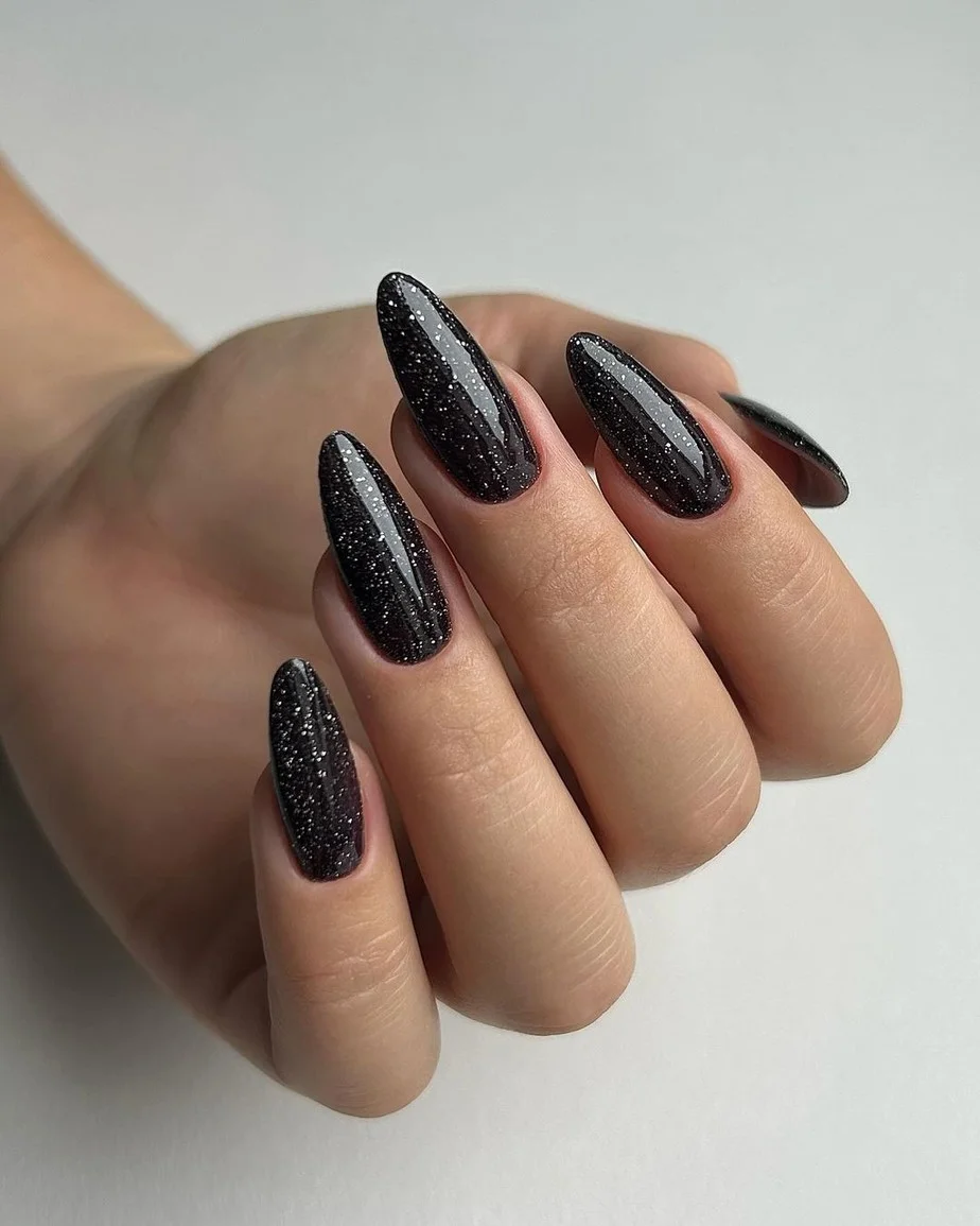 Unhas pretas com detalhes em branco