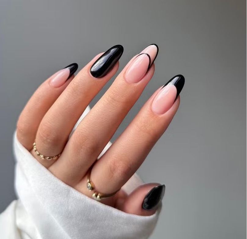 Unhas pretas com desenhos geométricos
