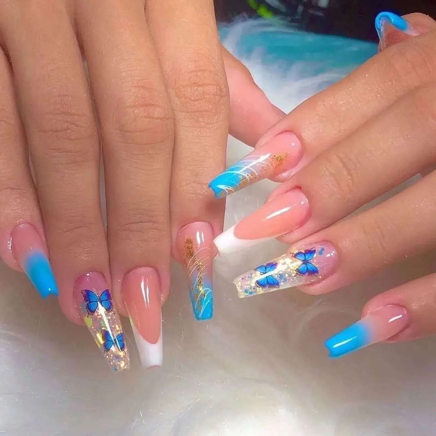 unha de gel azul com dourado
