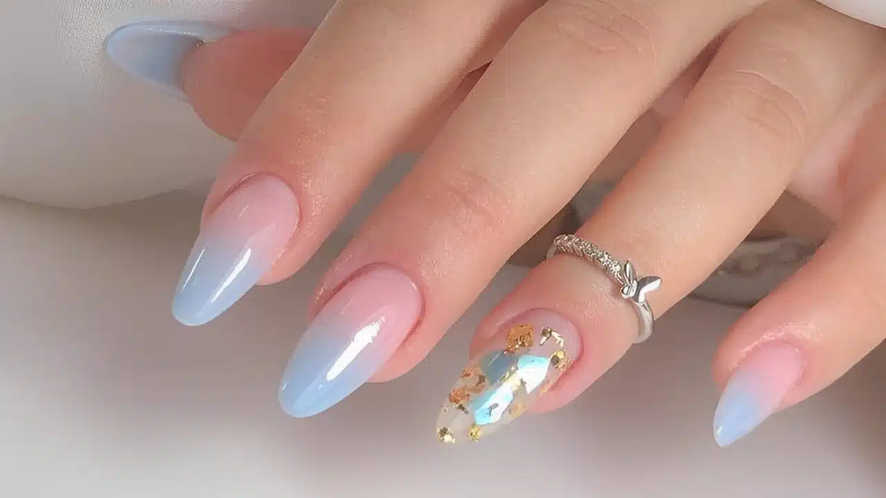 unha de gel azul escuro decorada