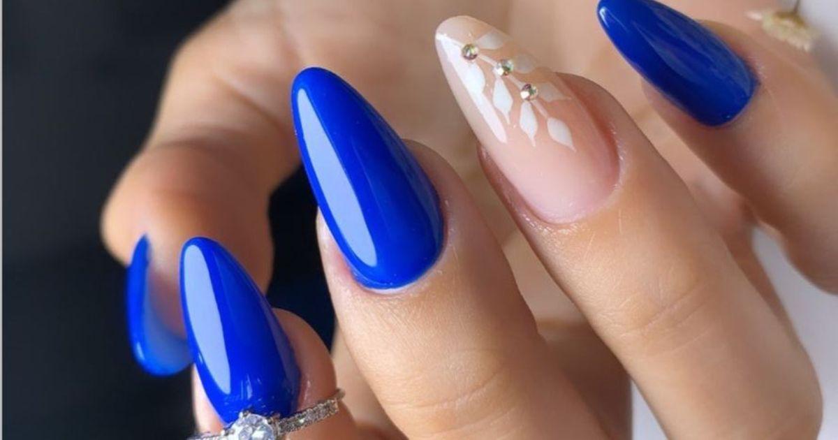 unha de gel azul com pedraria