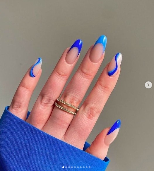 unha de gel azul minimalista