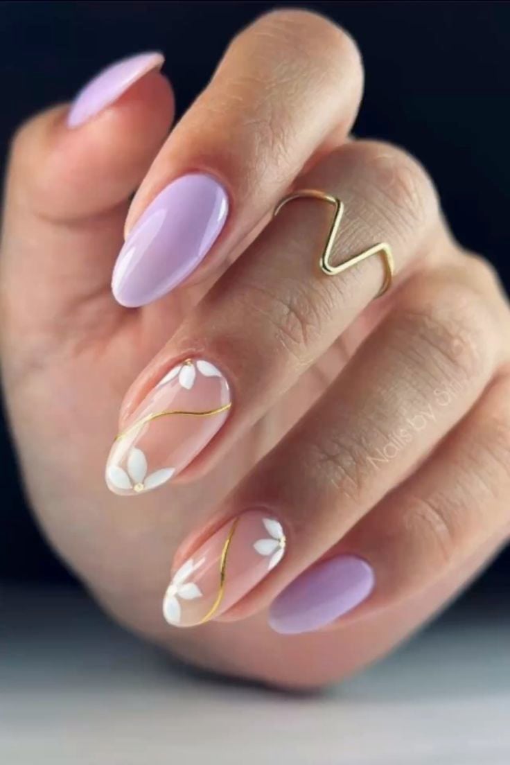 inspiração unhas de gel lilás com flores secas