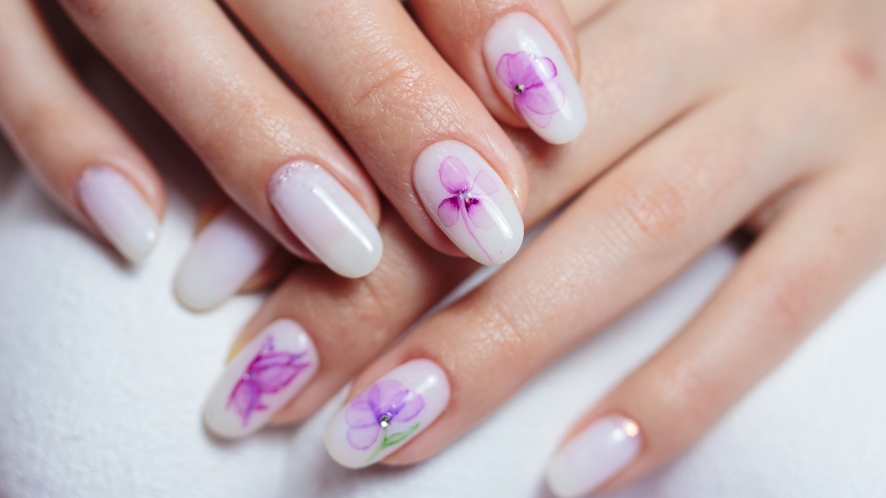 quanto custa fazer unhas em gel lilás decoradas