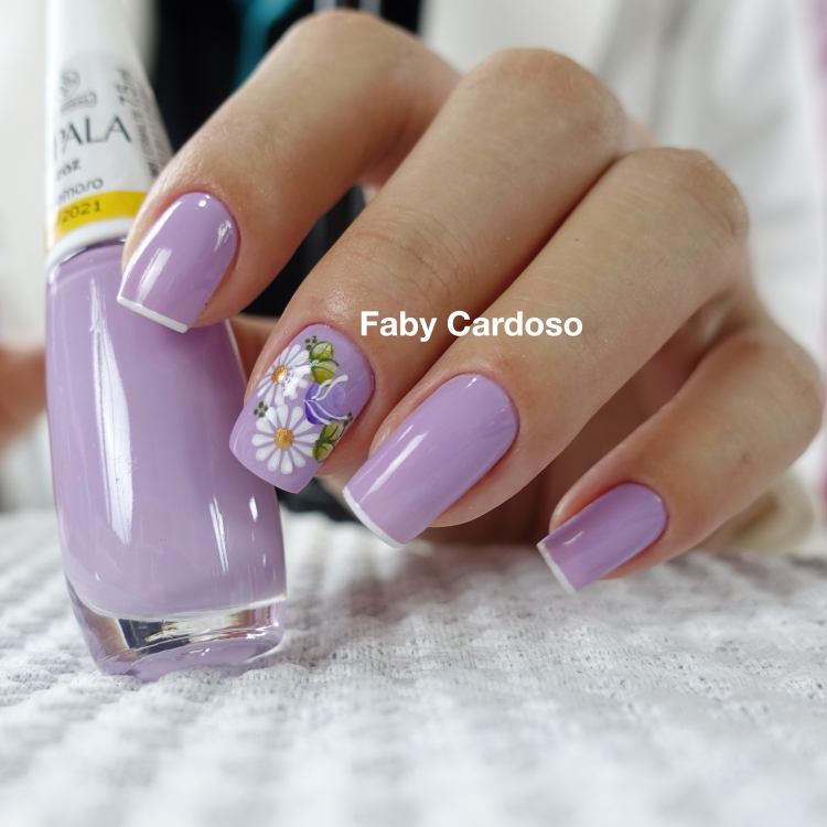 inspiração unhas de gel lilás com flores secas