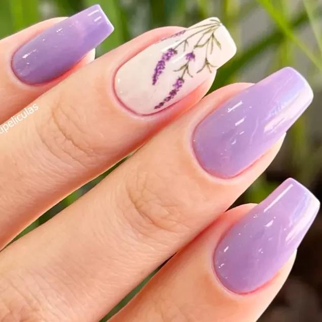 inspiração unhas de gel lilás com flores secas