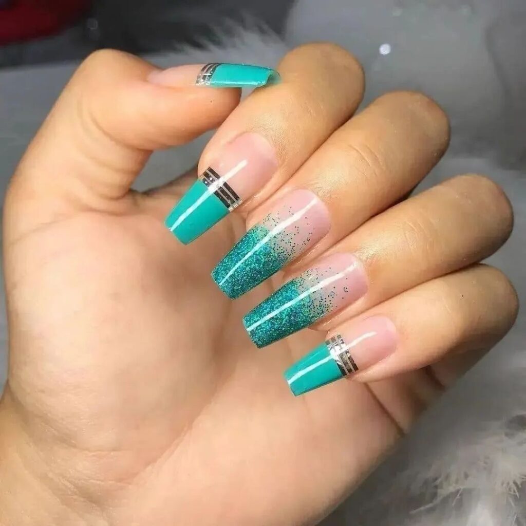 inspiração unha em gel verde água com glitter