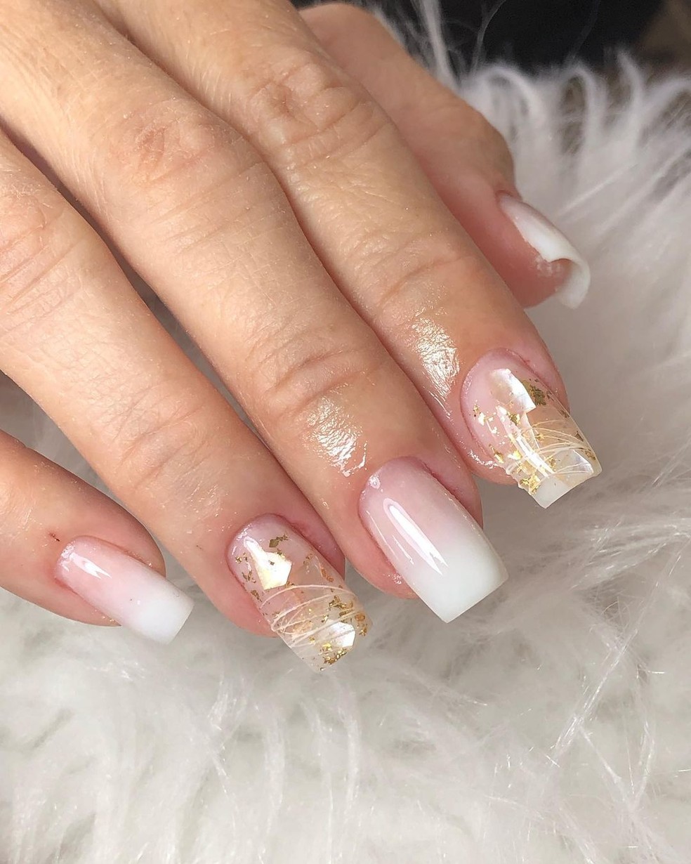 ideias de unhas decoradas com folha de ouro para festas