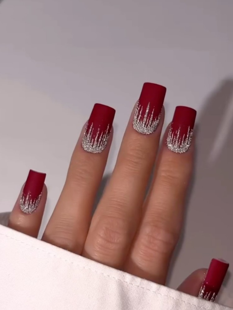 unha decorada natal vermelha e dourada