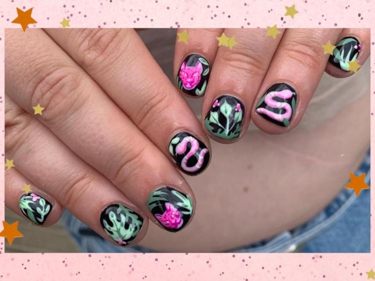 unha curta com glitter