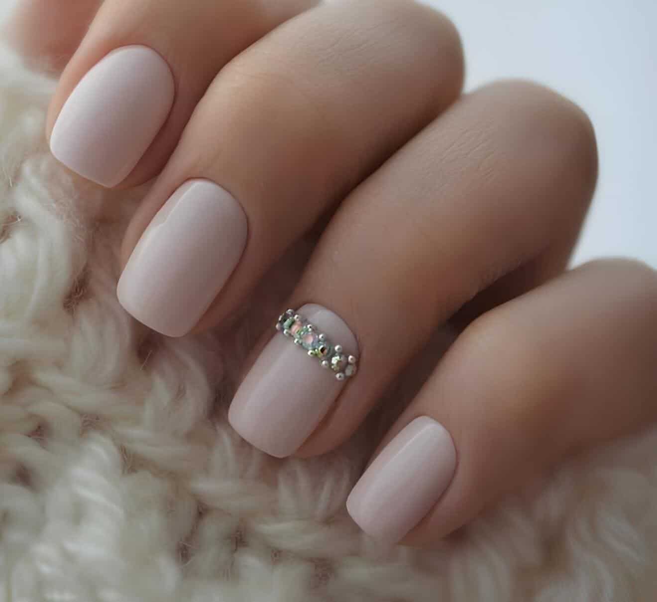 unhas postiças simples e elegantes