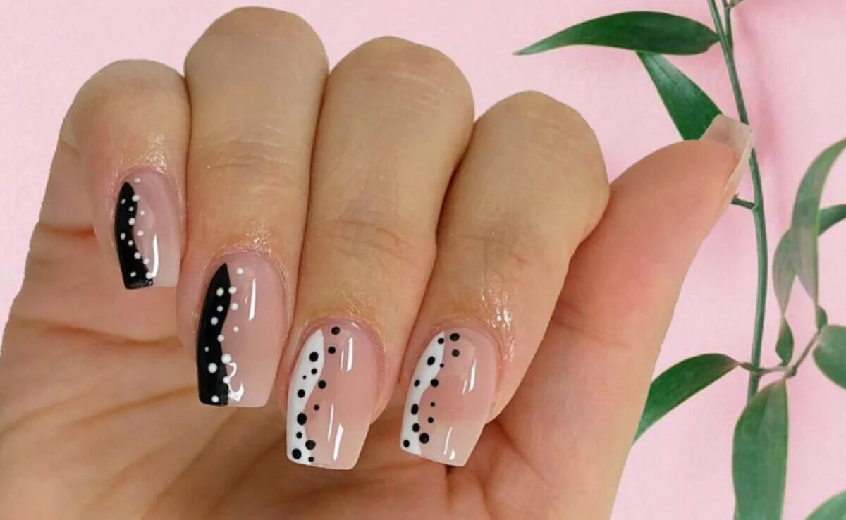 inspiração unhas quadradas decoradas delicadas