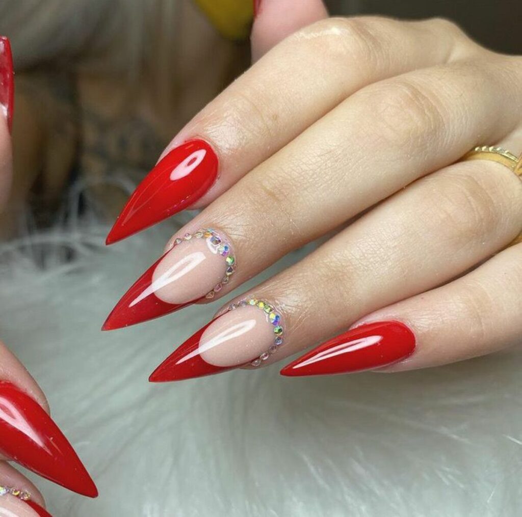 Unhas vermelhas com negative space