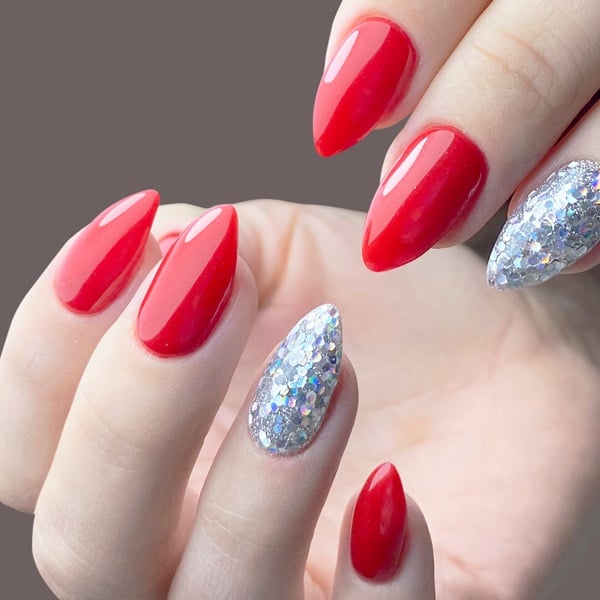 Unhas vermelhas com pedrarias