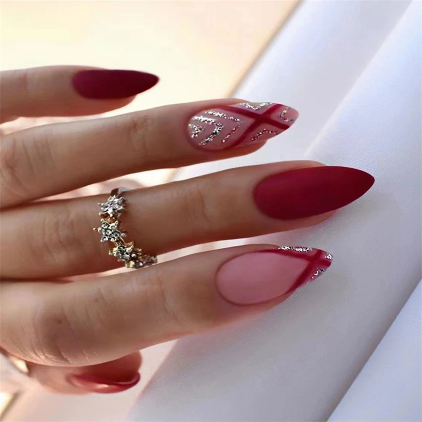 Unhas vermelhas com dourado