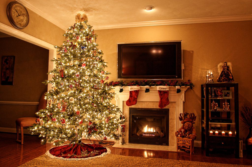 Decoração de Natal rústica e natural (madeira, tons terrosos, verde)