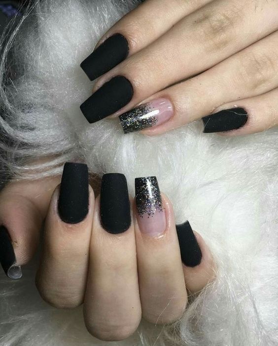 unha preta com flores