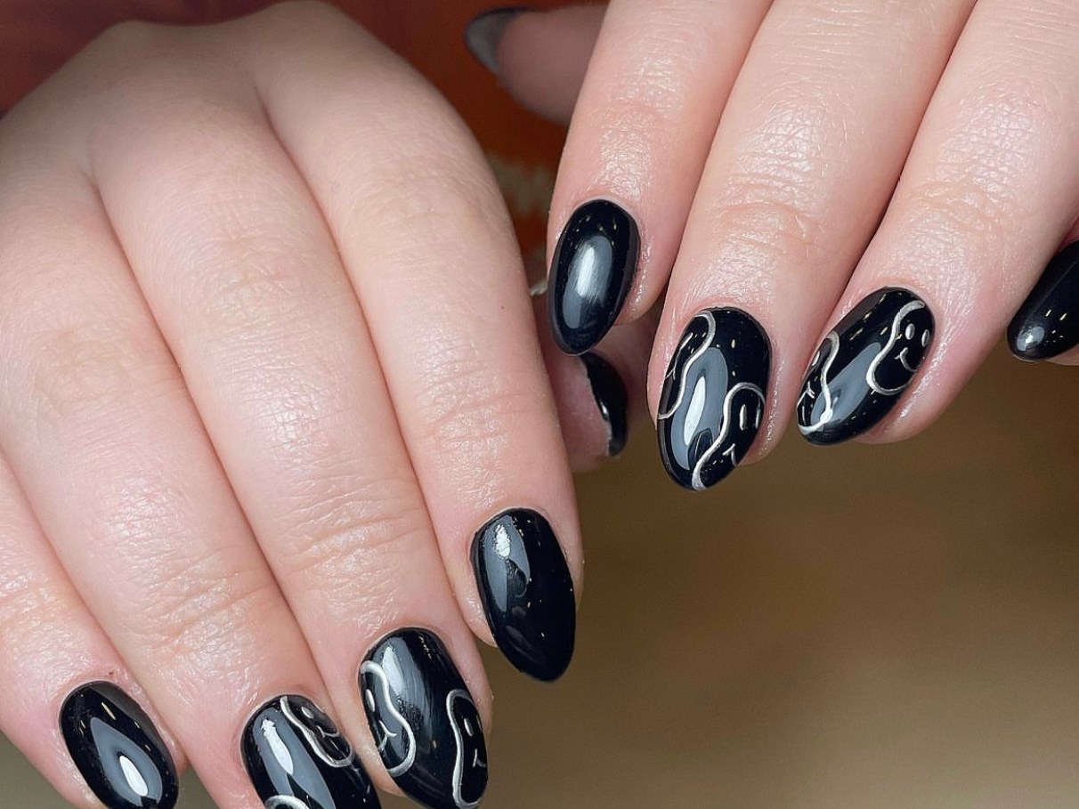 unha preta com glitter holográfico