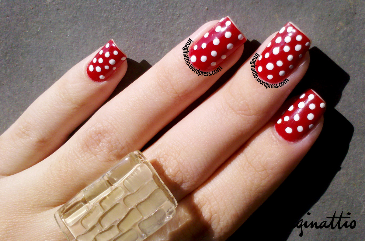 Unhas vermelhas minimalistas