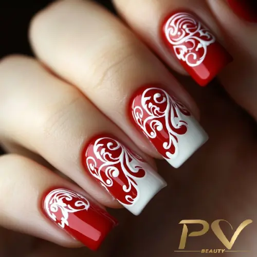 Unhas vermelhas com pedrarias