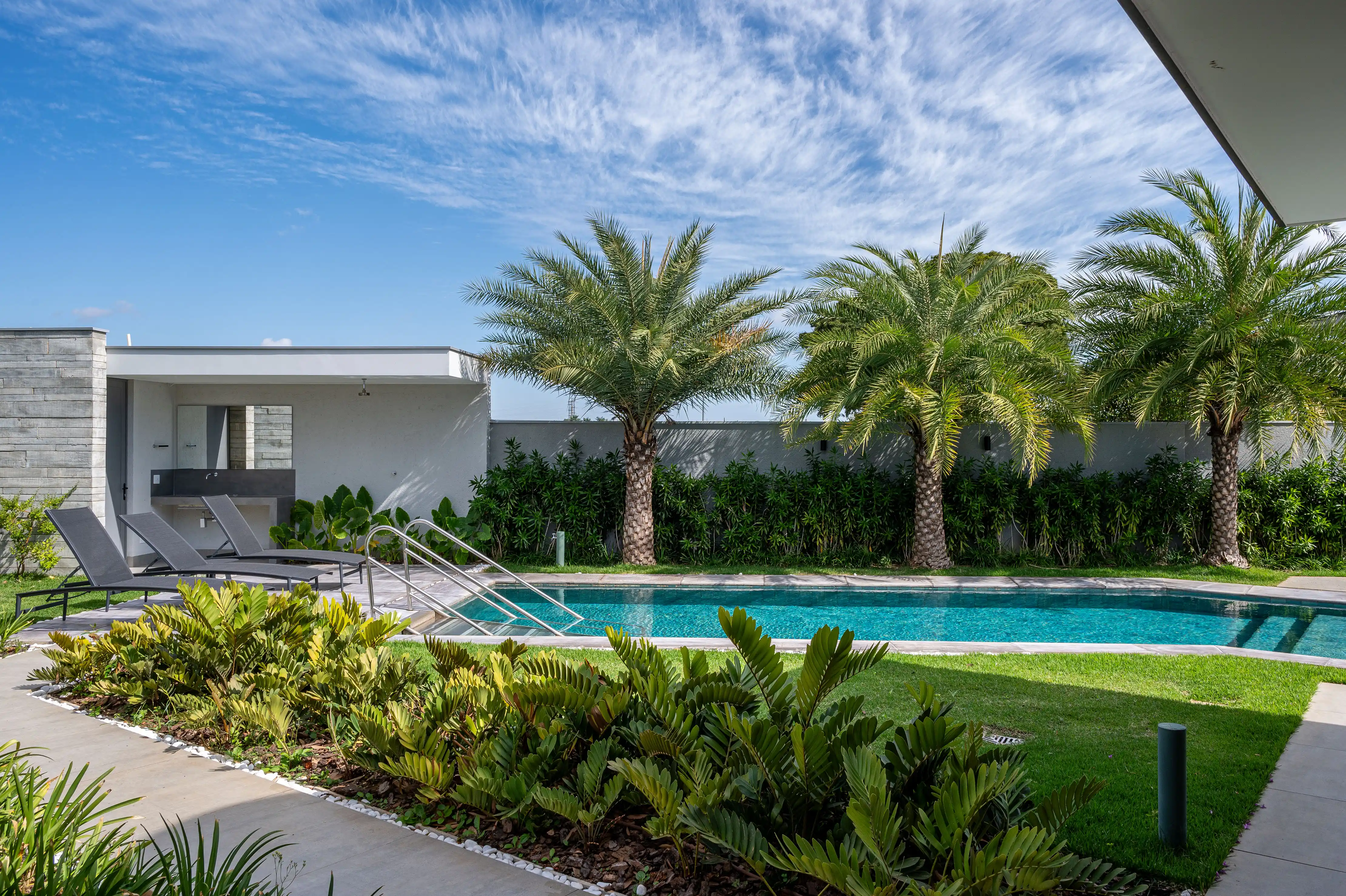 erros comuns ao decorar em volta da piscina