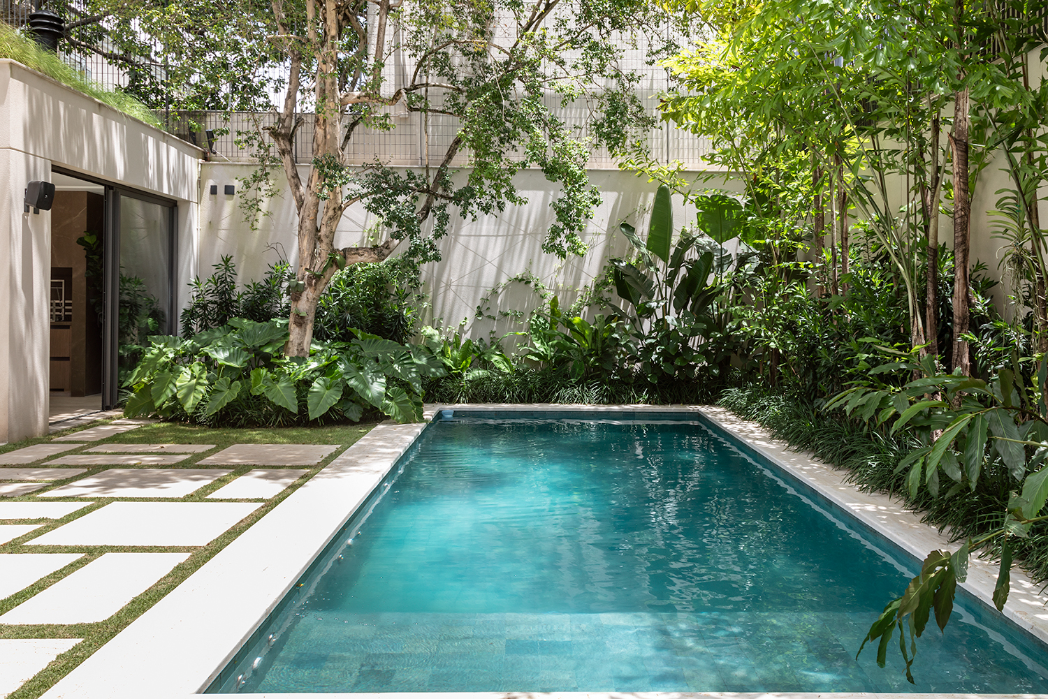 decoração em volta da piscina