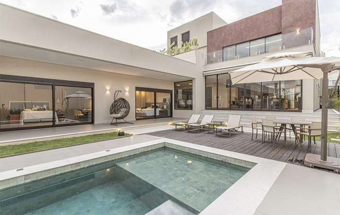 ideias de decoração para área de piscina pequena