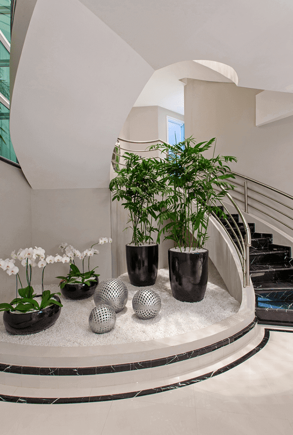 ideias decoração embaixo escada pequena
