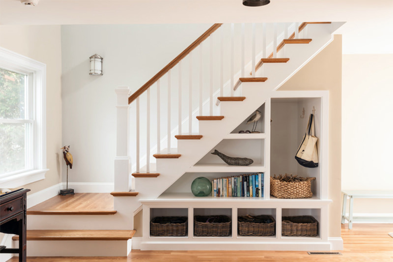 ideias decoração embaixo escada pequena